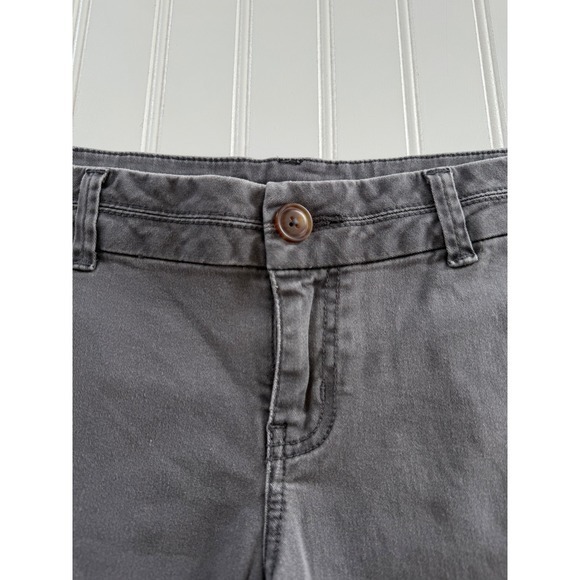 Maurices Womens 5/6 Gray Chino Shorts Mid Rise Cotton Stretch Casual - Picture 2 of 9